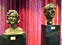 Arnold Haukelands byster av Sonja Henie og Niels Onstad i inngangspartiet til Henie Onstad Kunstsenter. Foto: Stig Rune Pedersen (2023)