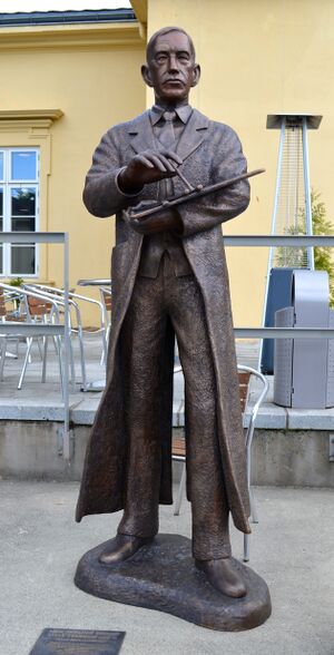 Henrik Sørensen statue4.JPG