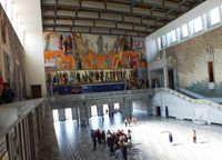 Rådhushallen, sett sørover, med Henrik Sørensens utsmykning «Arbeid, administrasjon, fest». Foto: Bair175 (2013).