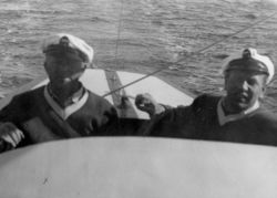 På båttur. Henrik Thorsen til venstre Foto: Ukjent