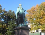 Bergsliens Wergeland-statue på Eidsvolls plass i Oslo, avduket av Bjørnson 17. mai 1881. Foto: Stig Rune Pedersen