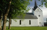 Herøy kirke i Nordland, utvida/ombygd 1879–1880, ark. Eckhoff. Foto: Børge Evensen (2005)