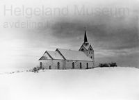 Herøy kirke rundt 1900. Den borterste halvparten av skipet, og tårnet, er nybygget. Foto: Fredrik Schreiner.