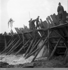 Fra byggingen, arbeidere ved kanaldemning. Foto: Norsk Industriarbeidermuseum (1954).