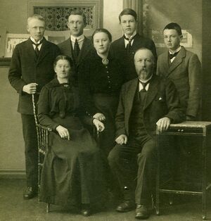 Hilda og Nils Reppens familie.JPG