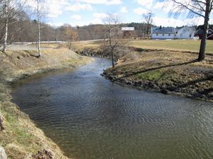 Hillestadelva ved Hillestad kirke 2013.jpg