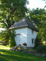 3. Hindrem kirkegård klokkehuset.jpeg