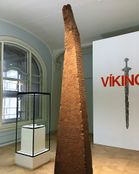Motiv fra utstillingen "Vikingr", soom åpnet på Historisk museum i 2019. Her ses en runestein fra Nordre Dynna i Oppland. Foto: Stig Rune Pedersen