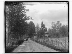 Kyrkja sett austfrå, langs Heddalsvegen. Foto: Marthinius Skøien (omkr. 1890–1910).