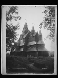 Kyrkja sett frå søraust. Foto: Marthinius Skøien (omkr. 1890–1910).