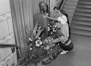 Hitlerbyste på Stortinget 1944.jpg