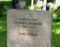 263. Hjalmar Adolf Jacobsen gravminne.jpg