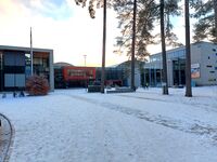 Hjalmar Johansen videregående skole, bygningen med badeparken til høyre. Foto: Pål Giørtz (2022).