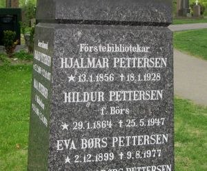 Hjalmar Marius Pettersen gravminne.jpg