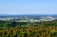 Kråkstadbygda sett fra utsiktstårnet på Hjellsåsen. Ski tettsted i bakgrunnen til høyre. Foto: Leif-Harald Ruud (2023)