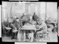 Menn fletter dørmatter, 1899-1930. Foto: Narve Skarpmoen, Nasjonalbiblioteket.