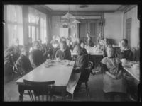 Fra spisesalen på Nordstrand, 1899-1930. Foto: Narve Skarpmoen, Nasjonalbiblioteket.