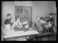 Kvinner vever, spinner og syr på maskin, 1899-1930. Foto: Narve Skarpmoen, Nasjonalbiblioteket.