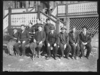 Utenfor en av de to villaene til Hjemmet for døve på Nordstrand. Bildet er fra perioden 1899-1930. Foto: Narve Skarpmoen, Nasjonalbiblioteket.