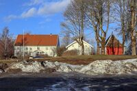 Presteboligen, forpakterboligen og lysthuset. Foto: Leif-Harald Ruud (2023)