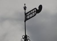 Spir over inngangspartiet til Hof kirke, med årstallet 1695 angitt. Foto: Stig Rune Pedersen