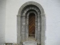 Port på sørsida av Hoff kirke som fører inn til koret i kirka.