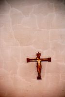 Kors som henger på innsida av sørveggen i Hoff kirke.