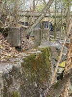 Støpt kanal med Hoffsdammen i bakgrunnen