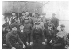 Tråleren Pericles, som ble bygd i Hull i 1901. Skipperen Julius Holand (i midten foran) kjøpte båten i England, og tok den til Norge og Vardø. Pericles endte sine dager som lekter i Kristiansand.