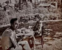 Holger og Åse Levin på Fossheim i Rettenveien i 1950-årene. Bak til venstre Lefsebakeriet, til høyre Gisledal mølle.