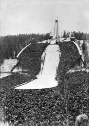 Holmenkollbakken under OL i Oslo i 1952. Formen var inspirert av Rinnans gitar. Foto: Robert Charles Wilse/Oslo Museum (1952).
