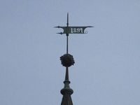 Spir med årstallet 1894 på den gamle sanatoriebygningen ved Holmenkollen Park hotell. Foto: Stig Rune Pedersen (2014).
