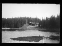Sett fra andre siden av Besserudtjernet, Holmenkollen kapell i bakgrunnen. Foto: Narve Skarpmoen/Nasjonalbiblioteket