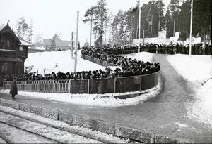 Holmenkollen ordnet kø.JPG