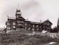 Holmenkollen Sanatorium, åpna i 1894. Foto: Knud Knudsen (1901).