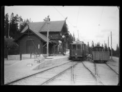 Holmenkollen stasjon 1910 - heter i dag Besserud stasjon. Godstrikk til høyre.Narve Skarpmoen/Nasjonalbibliotekets bildesamling