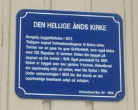 Blå plakett på Holmestrand kirke, satt opp av Holmestrand Bys Vel. Foto: Stig Rune Pedersen