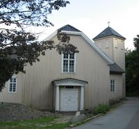 Holmestrand kirke, Kirkegaten 3, er en spesiell Y-kirke fra 1674. Foto: Natalie Maynor