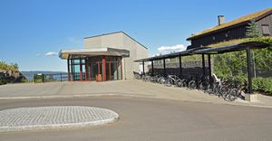 Holmestrand stasjon inngang til heisen på Rove.jpg