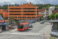 Holmlia senter med Asperudveien i forgrunnen. Foto: Leif-Harald Ruud (2020)