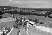 67. Holt gård m kirken i bakgr.jpg