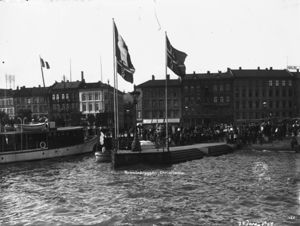 Honnørbrygga med DS Tourist 1904.jpg