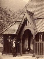 Restaureringsleiar Blix foran den nye svalgangen i sør i 1890. Foto: Nils Olsen Reppen, Kulturminnebilder, Riksantikvaren.