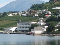 Lofthus med Hotell Ullensvang. Foto: Arnfinn Kjelland (2006).