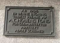 Plakett på yttervegg, Houens diplom 1926. Foto: Stig Rune Pedersen