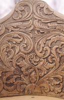 Detalj av roseskurd på ryggstøet av ein kubbestol gjord av Svein Hovden. Foto: Leonhard B. Jansen, frå Setesdalsmuseet.