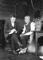 Knut O. Hoslemo (1889-1929) gjer oppskrift etter Svein K. Hovden. Biletet er teke i 1922 i stoga i Hovden Der nede. Frå Åshild Hoslemo via Setesdalsmuseet.