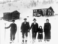 Svein K. Hovden på vitjing på Tveiten i Grungedal i 1915. Frå venstre: Hallvard K. Tveiten, f 1897, Svein K. Hovden, Knut S. Tveiten (f 1871), Tone K. Tveiten (f 1907) og Tjodvor H. Tveiten, fødd Bronen eller Vesle-Gunvaldjord. Bilete frå Knut H. Tveiten, Grungedal, via Setesdalsmuseet.