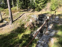 Hovedadkomsten inn til batteriet.