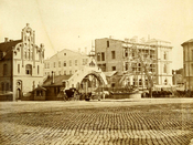 Hovedbanegården utvides med murbygning mot Jernbanetorget. Kilde: Jernbanemuseet